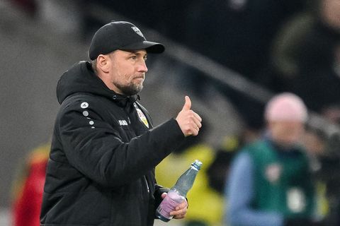 VfB-Coach Sebastian Hoeneß geht zuversichtlich in das Topspiel gegen Borussia Dortmund. Foto: Harry Langer/dpa