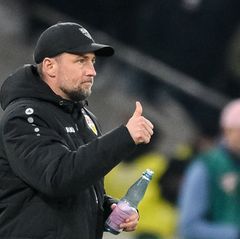 VfB-Coach Sebastian Hoeneß geht zuversichtlich in das Topspiel gegen Borussia Dortmund. Foto: Harry Langer/dpa