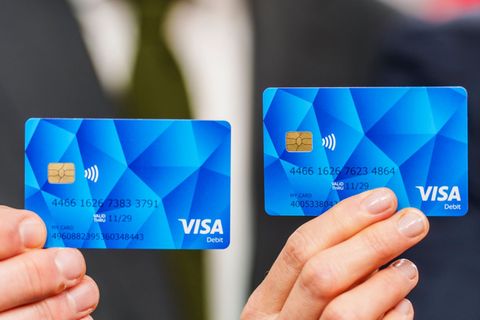 Die Bezahlkarte für Flüchtlinge kommt in Hessen nur langsam voran. (Archivbild) Foto: Andreas Arnold/dpa