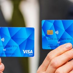 Die Bezahlkarte für Flüchtlinge kommt in Hessen nur langsam voran. (Archivbild) Foto: Andreas Arnold/dpa