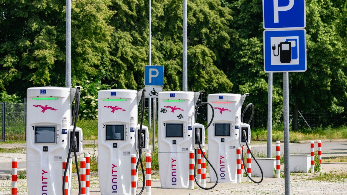 Autobahnen: Thüringer Autobahnen bekommen mehr Ladesäulen und Lkw-Plätze