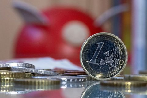 Dem Vergleichsportal Verivox zufolge bieten 43 Prozent der untersuchten Sparkassen keine oder kaum Zinsen aufs Tagesgeld. (Symbo