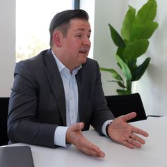 Der suspendierte Landrat Marcel Riethig (SPD) möchte nochmal gewählt werden - tritt aber im September als parteiloser Kandidat a