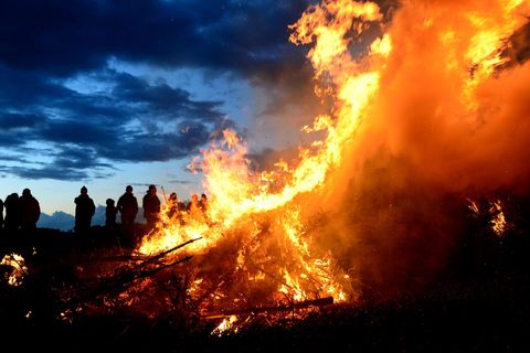Ein Osterfeuer lodert in der Dämmerung: Der traditionelle Brauch steht zwischen geselligem Frühlingsevent und der Kritik von Nat