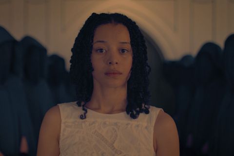 Agnes (Chase Infinity aus "One Battle After Another") ist in der Serie "The Testaments: Die Zeuginnen" die Tochter eines privilegierten Commanders. Auf einer Schule für höhere Töchter wird sie in der "The Handmaid's Tale"-Nachfolgeserie für das Leben an der Seite eines Commanders im faschistischen, frauenfeindlichen Staat Gilead ausgebildet.