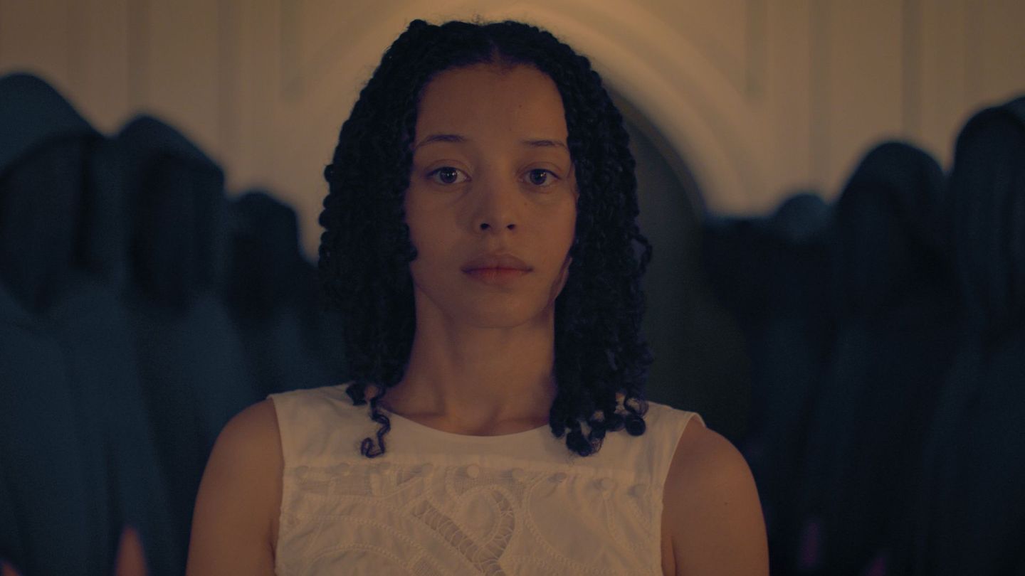 Agnes (Chase Infinity aus "One Battle After Another") ist in der Serie "The Testaments: Die Zeuginnen" die Tochter eines privilegierten Commanders. Auf einer Schule für höhere Töchter wird sie in der "The Handmaid's Tale"-Nachfolgeserie für das Leben an der Seite eines Commanders im faschistischen, frauenfeindlichen Staat Gilead ausgebildet.