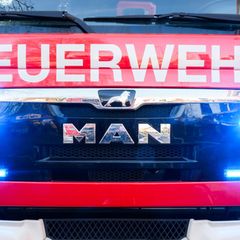 Die Feuerwehr bringt den Brand unter Kontrolle. (Symbolbild) Foto: Julian Stratenschulte/dpa