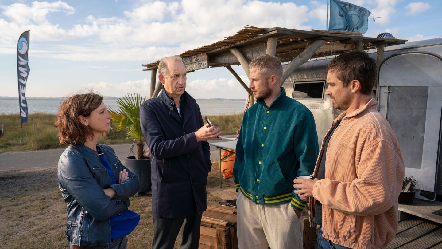 Tom Greiner (Anton Rubtsov, zweiter von rechts) und Mats Dreyer (Nico Rogner, rechts) behaupten gegenüber Carl Sievers (Peter Heinrich Brix, links) und Ina Behrendsen (Julia Brendler), den Toten nicht zu kennen.