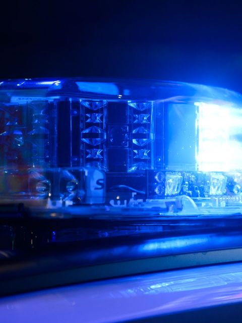 Laut Polizei wurde der Verletzte in ein Krankenhaus gebracht. (Symbolbild) Foto: Julian Stratenschulte/dpa