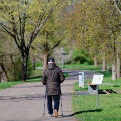 Auch wenn es teils trüb ist - zum Spazierengehen reicht das Osterwetter. Foto: Uwe Anspach/dpa