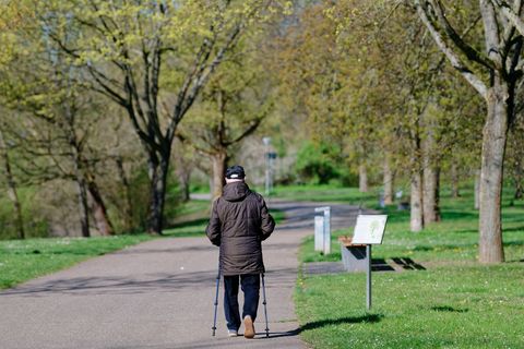 Auch wenn es teils trüb ist - zum Spazierengehen reicht das Osterwetter. Foto: Uwe Anspach/dpa