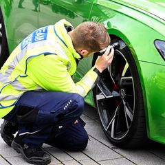 Kontrollen gab es am Freitag auch in Düsseldorf auf der Königsallee. Foto: Roberto Pfeil/dpa