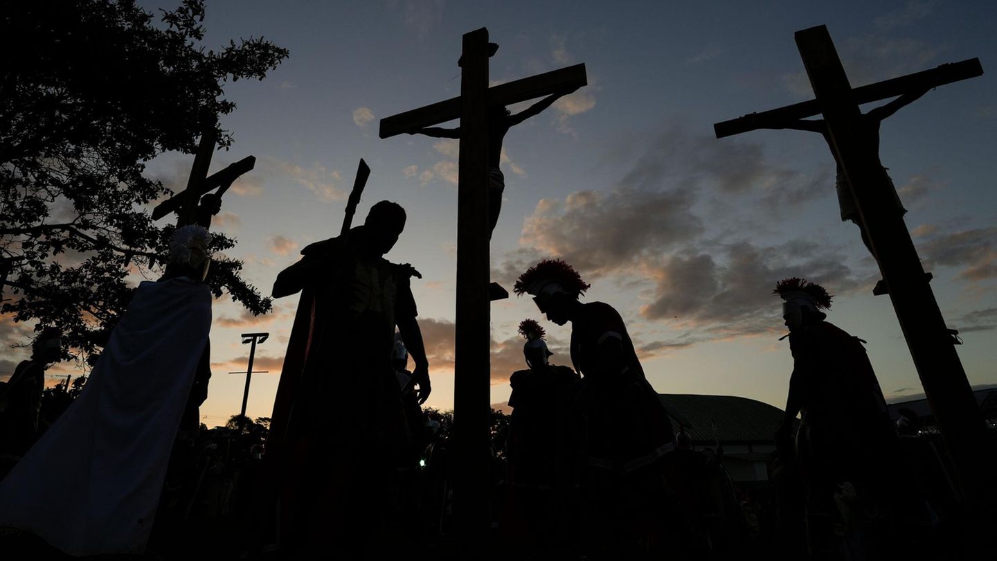 Dutzende Büßende hängen am Kreuz im Morgengrauen