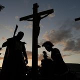 Dutzende Büßende hängen am Kreuz im Morgengrauen