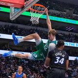 NBA-Spiel: Basketballer hängt am Korb