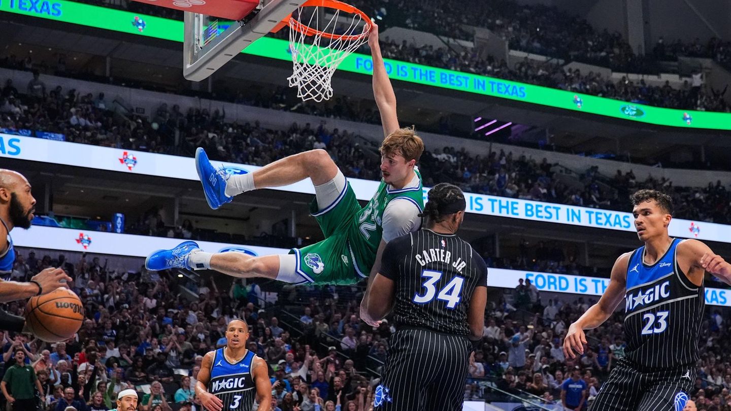 NBA-Spiel: Basketballer hängt am Korb