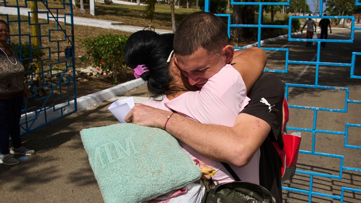 Frei gelassener Häftling umarmt Familienmitglied