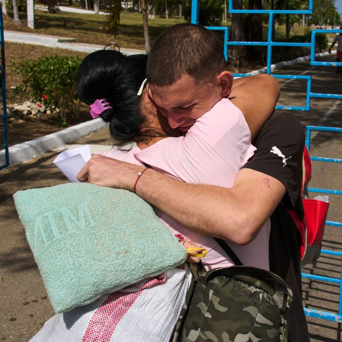 Frei gelassener Häftling umarmt Familienmitglied