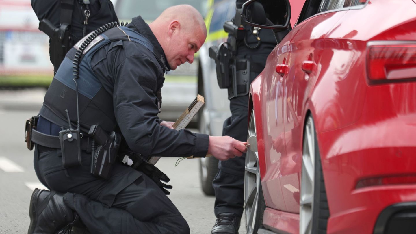 Am Car-Freitag schaute die Polizei in Sachsen-Anhalt genau hin. Foto: Matthias Bein/dpa