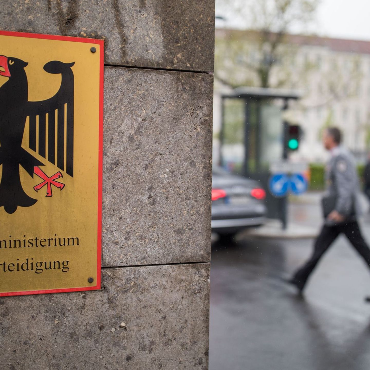 Männer, die länger ins Ausland wollen, müssen sich bei der Bundeswehr abmelden. (Archivbild) Foto: Michael Kappeler/dpa