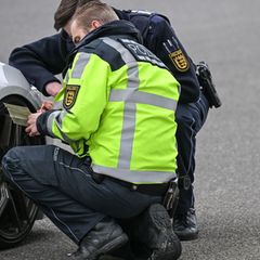 Seit 2022 kontrolliert die Polizei an Karfreitag verstärkt die Autoposer. (Archivbild) Foto: Felix Kästle/dpa