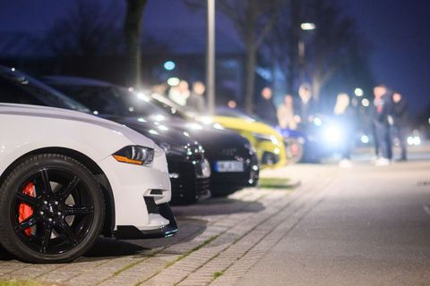 Autotuner nutzten auch in Niedersachsen den "Car-Freitag" für Treffen. (Archivbild) Foto: Julian Stratenschulte/dpa