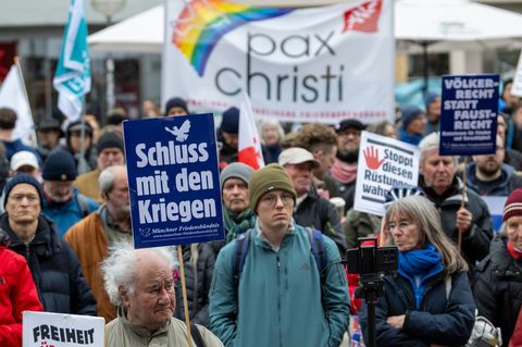 Jung und Alt haben sich heute bei der Kundgebung zum Ostermarsch auf dem Münchner Marienplatz versammelt. Foto: Stefan Puchner//