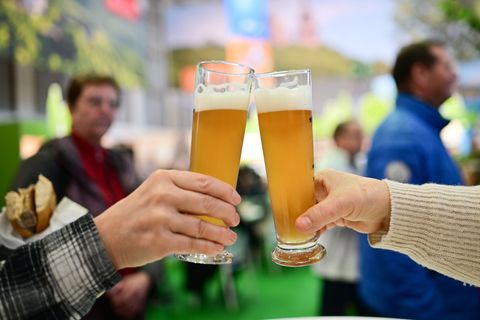 Vorsicht heißt es beim alkoholfreien Hefeweizen der Brauerei Gutmann. (Symbolbild) Foto: Sebastian Christoph Gollnow/dpa