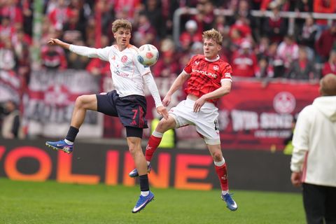 Luca Raimund (Fortuna Düsseldorf,l.) und Mika Haas (1. FC Kaiserslautern) kämpfen um den Ball. Foto: Thomas Frey/dpa