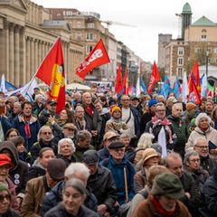 Fordern Frieden: Demonstrierende in der Stuttgarter Innenstadt. Foto: Enrique Kaczor/dpa