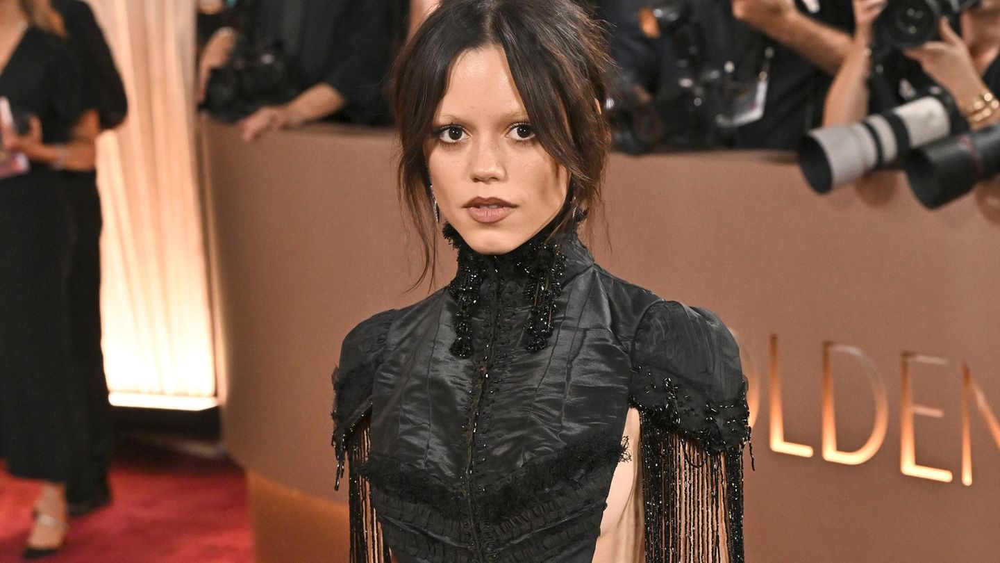 Jenna Ortega schaut bei der Verleihung der Golden Globes in die Kamera