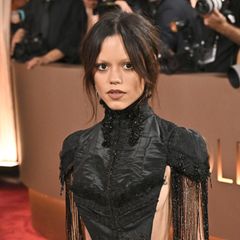 Jenna Ortega schaut bei der Verleihung der Golden Globes in die Kamera