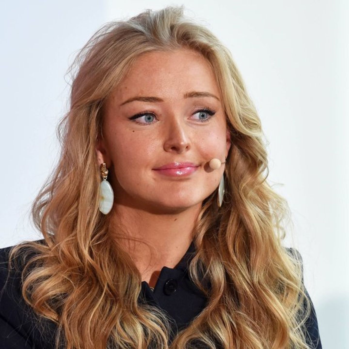 Patrice Aminati blickt mit einem Mikrofon am Kopf an einer Kamera vorbei