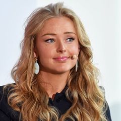 Patrice Aminati blickt mit einem Mikrofon am Kopf an einer Kamera vorbei