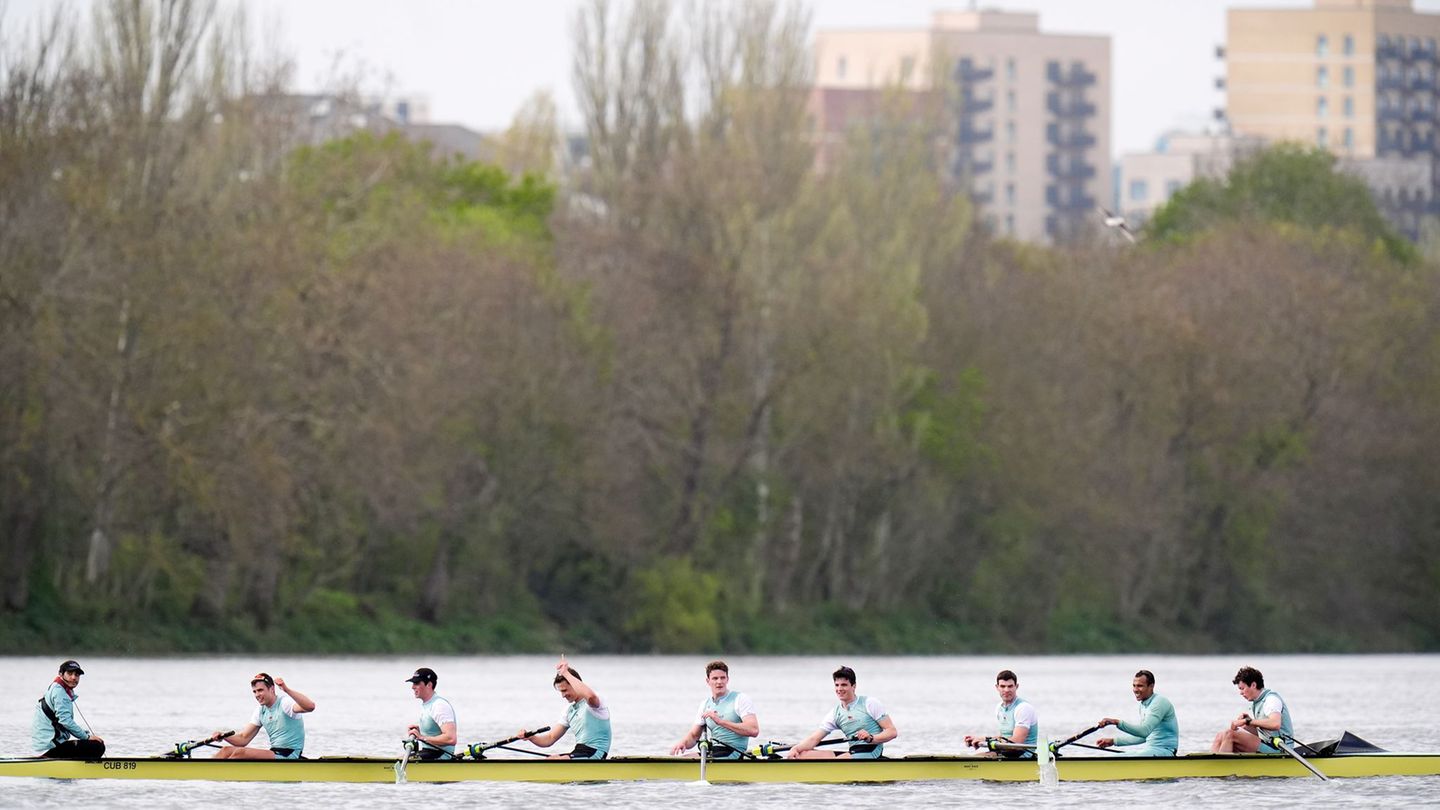 Cambridge mit dem deutschen Schlagmann Frederik Breuer (Zweiter v. l.) gewann das Männerrennen gegen Oxford. Foto: Andrew Matthe