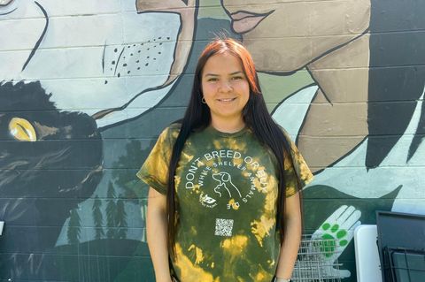 Die Leiterin Mercy Full Project, Heidi Acuna, vor einer bemalten Wand ihres Tierheims