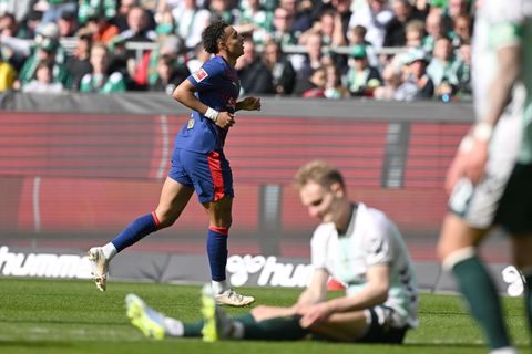 Leipzig oben, Werder am Boden: Antonio Nusa (l) jubelt über sein Tor zum 0:1. Foto: Carmen Jaspersen/dpa
