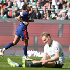 Leipzig oben, Werder am Boden: Antonio Nusa (l) jubelt über sein Tor zum 0:1. Foto: Carmen Jaspersen/dpa
