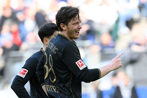 Durch seine Fairplay-Aktion Mann des Spiels: Augsburgs Michael Gregoritsch. Foto: Gregor Fischer/dpa