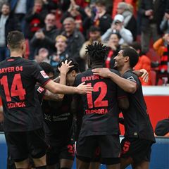 Leverkusen jubelt über das 5:3 gegen Wolfsburg. Foto: Fabian Strauch/dpa