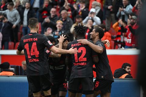 Leverkusen jubelt über das 5:3 gegen Wolfsburg. Foto: Fabian Strauch/dpa