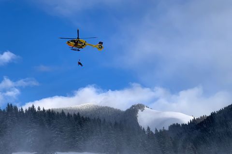 Mit einem Helikopter konnte der Urlauber aus seiner misslichen Lage gerettet werden. (Symbolbild) Foto: Annette Reuther/dpa/dpa-