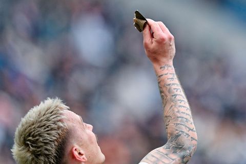 Glücksbringer unter dem Schienbeinschoner: der Mainzer Doppeltorschütze Phillip Tietz. Foto: Uwe Anspach/dpa