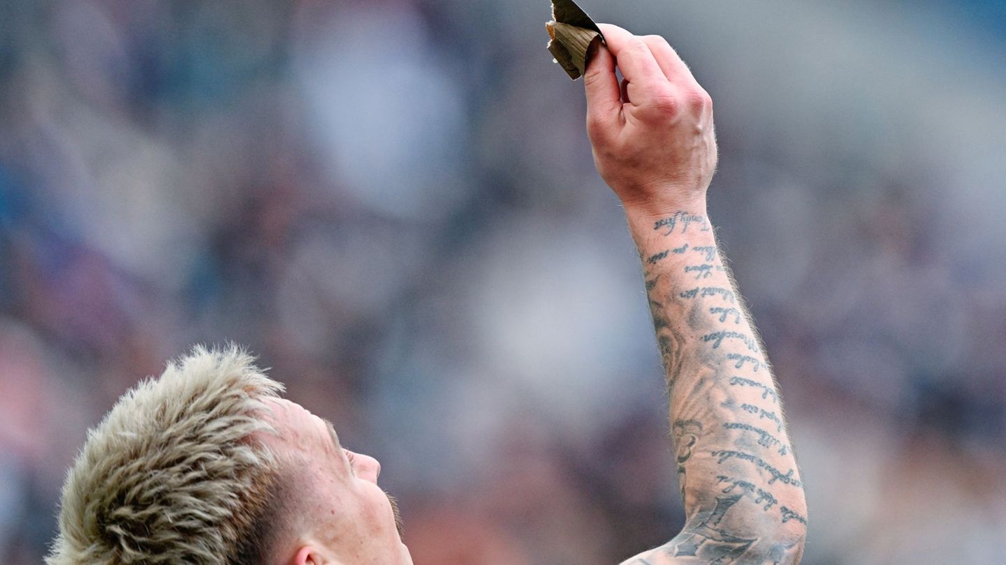 Glücksbringer unter dem Schienbeinschoner: der Mainzer Doppeltorschütze Phillip Tietz. Foto: Uwe Anspach/dpa