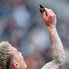 Glücksbringer unter dem Schienbeinschoner: der Mainzer Doppeltorschütze Phillip Tietz. Foto: Uwe Anspach/dpa