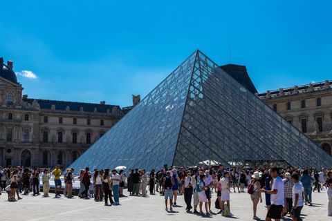 Regelmäßig bilden sich lange Schlangen vor dem Louvre in Paris, um eines der berühmtesten Bilder der Welt zu sehen: die Mona L