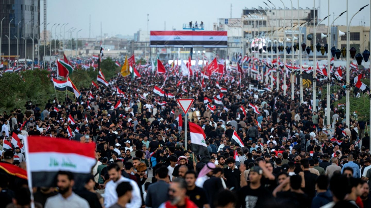 Zehntausende Menschen demonstrieren im Irak gegen den Iran-Krieg