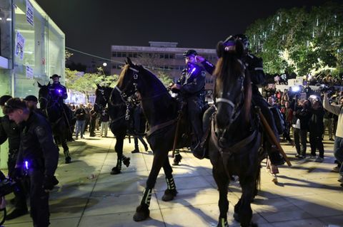 Polizisten gehen in Tel Aviv gegen Demonstranten vor