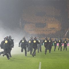 Die Polizei stürmt auf den Platz in Dresden und drängt die Angreifer zurück in den Block