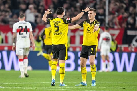 Nico Schlotterbeck (r) jubelt über den Sieg in Stuttgart. Foto: Harry Langer/dpa